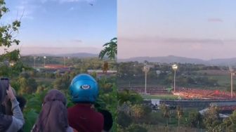 Enggak Kebagian Tribune, VIral Warga Rame-Rame Nonton Bola dari Atas Bukit