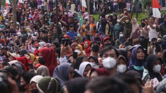 Warga memadati kawasan Situ Rawa Kalong saat peresmian di Curug, Depok, Jawa Barat, Jumat (5/8/2022).  ANTARA FOTO/Asprilla Dwi Adha

