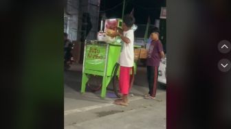 Video Anak Kecil Jadi Tulang Punggung Keluarga, Gantikan Ayah Jualan Putu, Netizen Bantu dengan Donasi