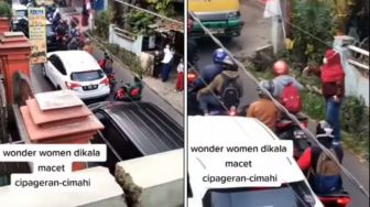 Jalanan Padat Sampai Mandek, Emak-emak Turun Tangan Atasi Kemacetan Hingga Marahi Pemotor, Publik: Real Ratu Jalanan!