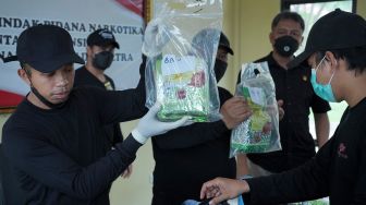 Polisi menunjukkan barang bukti sabu-sabu saat konferensi pers hasil tangkapan di Polda Sulawesi Tenggara, Kendari, Sulawesi Tenggara, Jumat (5/8/2022). ANTARA FOTO/Jojon
