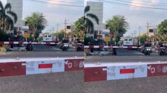 Kereta Api Lewat di Luar Palang Pintu, Pengendara Kompak Teriak Salah