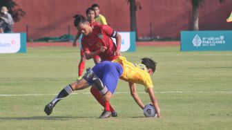 Kapten Timnas CP Indonesia, Yahya Hernanda menjatuhkan pemain Thailand dalam laga final ASEAN Para Games 2022 di Stadion Universitas Sebelas Maret (UNS), Jumat (5/8/2022). [Suara.com/Ronald Seger Prabowo]