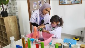 Ini Pentingnya Eksperimen Sains untuk Dukung Aspek Tumbuh Kembang Anak