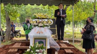 Prosesi pemakaman Eddy Gombloh di TPU Tegal Alur, Kalideres, Jakarta (5/8/2022).   [Suara.com/Adiyoga Priyambodo]