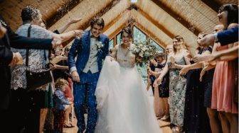 Viral Resepsi Pernikahan Pakai Smoke Bomb, Bikin Simpati dengan Tamu Undangan Karena Hal Ini