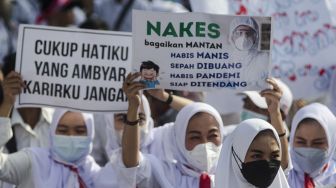 Peserta aksi yang tergabung dalam Forum Komunikasi Honorer Fasilitas Pelayanan Kesehatan (fasyankes) Jawa Barat berunjuk rasa di depan Gedung Sate, Bandung, Jawa Barat, Jumat (5/8/2022). ANTARA FOTO/Novrian Arbi