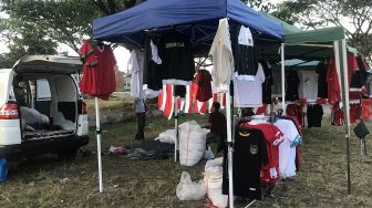 Sepi Pembeli, Pedagang Merchandise di Piala AFF U-16 Keluhkan Dagangan Tidak Laku