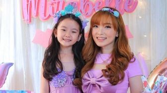 Kocak! Begini Sikap Angel CherryBelle saat Ajari Anak Belajar, Warganet Bisa Relate