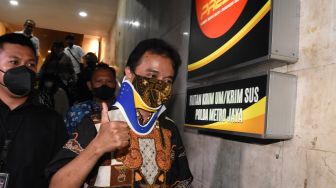 Petugas mengawal mantan Menteri Pemuda dan Olahraga Roy Suryo (tengah) saat menuju rutan usai menjalani pemeriksaan di Direktorat Reskrimum Polda Metro Jaya, Jakarta, Jumat (5/8/2022).  ANTARA FOTO/Indrianto Eko Suwarso