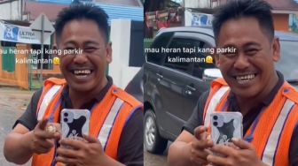 Bikin Salfok! Tukang Parkir di Kalimantan Ini Punya HP iPhone Terbaru