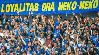 Sejumlah suporter PSIS Semarang memberikan dukungan pada laga melawan Barito Putera dalam laga lanjutan BRI Liga 1 di Stadion Jatidiri, Semarang, Jawa Tengah, Sabtu (6/8/2022). [ANTARA FOTO/Aji Styawan/rwa]