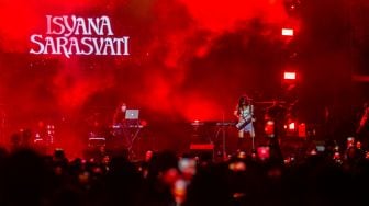 Penyanyi Isyana Sarasvati beraksi menghibur penonton saat konser musik dalam Liburland Festival di kawasan wisata Amanah Borneo Park, Banjarbaru, Kalimantan Selatan, Sabtu (6/8/2022). [ANTARA FOTO/Bayu Pratama S/rwa]