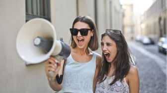 5 Alasan Mengapa Kita Harus Menghindari Tertawa dan Candaan yang Berlebihan