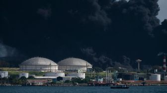 Asap hitam dari tangki minyak yang terbakar terlihat di langit Matanzas, Kuba, Sabtu (6/8/2022). [Yamil LAGE / AFP]