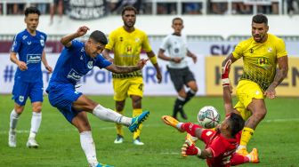 Pesepak bola PSIS Semarang Jonathan Cantillana (kedua kiri) melepaskan tembakan ke arah gawang yang dijaga kiper Barito Putera Joko RIbowo (kanan) dalam laga lanjutan BRI Liga 1 di Stadion Jatidiri, Semarang, Jawa Tengah, Sabtu (6/8/2022). [ANTARA FOTO/Aji Styawan/rwa]