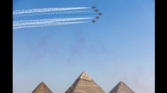 Pesawat KAI T-50 Golden Eagle dari tim aerobatik Angkatan Udara Korea Selatan 'Black Eagles' bermanuver saat acara Pyramids Air Show 2022 di dataran tinggi Piramida Giza, Mesir, Rabu (3/8/2022). [Mahmoud Khaled / AFP]