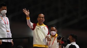 Presiden Joko Widodo melambaikan tangan ke arah penonton saat menghadiri penutupan ASEAN Para Games 2022 di Stadion Manahan, Solo, Jawa Tengah, Sabtu (6/8/2022). [ANTARA FOTO/Hendra Nurdiyansyah/tom]