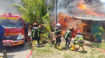 Dua Rumah Warga Padang Ludes Terbakar Siang Hari