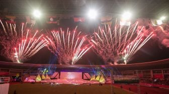 Pertunjukan kembang api saat Upacara Penutupan ASEAN Para Games 2022 di Stadion Manahan, Solo, Jawa Tengah, Sabtu (6/8/2022). [ANTARA FOTO/Mohammad Ayudha/tom]