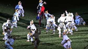 Penari menampilkan tarian hanoman pada penutupan ASEAN Para Games 2022 di Stadion Manahan, Solo, Jawa Tengah, Sabtu (6/8/2022). [ANTARA FOTO/Mohammad Ayudha/tom]