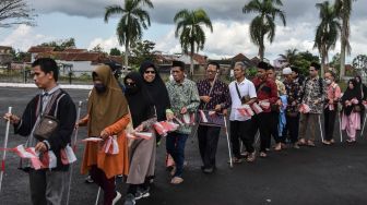 Penyandang tunanetra mengikuti long march rally tongkat dalam rangkaian menyambut HUT ke-77 Kemerdekaan di Saptamarga, Kota Tasikmalaya, Jawa Barat, Minggu (7/8/2022). [ANTARA FOTO/Adeng Bustomi/foc]