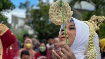 Pernikahan Unik, Pasangan Pengantin di Jogja Ini Diajak Lomba Makan Kerupuk Usai Ijab Kabul