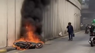 Sebuah Motor Matic Terbakar di Underpass Mal Gandaria City, Diduga Karena Korsleting Kabel