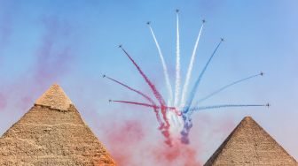 Aksi Cantik Aerobatik Udara Mesir - Korsel di Pyramids Air Show 2022