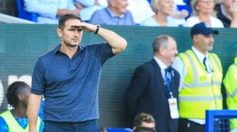 Pelatih Everton Frank Lampard bereaksi saat pertandingan sepak bola Liga Premier Inggris antara Everton dan Chelsea di Stadion Goodison Park, Liverpool, Inggris, Sabtu (6/8/2022). [Lindsey Parnaby / AFP]