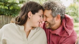 4 Tantangan Menikahi Pasangan dengan Perbedaan Usia yang Jauh