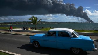 Asap hitam dari tangki minyak yang terbakar terlihat di langit Matanzas, Kuba, Sabtu (6/8/2022). [Yamil LAGE / AFP]