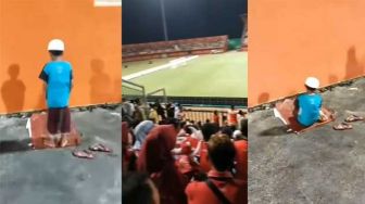 Anak Salat Sendirian di Stadion saat Penonton Lihat Tanding Bola: Seperti Ditampar