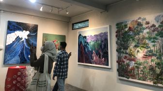 Pengunjung saat mengamati karya seniman Sakato Art Community yang ditampilkan dalam gelaran Bakaba ke 8, di Bantul, Senin (8/8/2022). [Wahyu Turi Krisanti/Suarajogja.id]