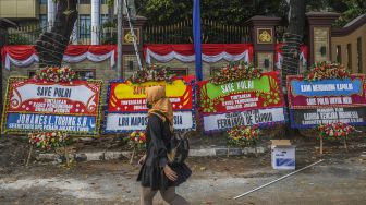 Mabes Polri Dibanjiri Karangan Bunga Dukungan untuk Tuntaskan Kasus Brigadir J