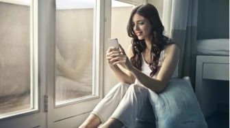 4 Tanda Teman Pria Online Menyukaimu, Unggahan Direspons Cepat!