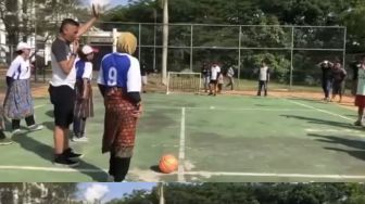 Viral Video Ibu Dishub Landak Cetak Gol Bola Dangdut dengan Cara Ajaib, Netizen: Tendang Kanan Belok Kiri