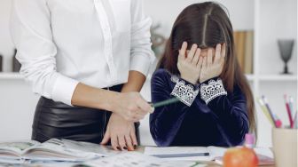 Bocah Perempuan Menangis Diduga Depresi karena Terlalu Banyak Tugas Sekolah