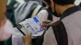 Pencari kerja mencari informasi pekerjaan pada acara "Jakarta Job Fair" di Thamrin City, Jakarta Pusat, Senin (8/8/2022). [Suara.com/Alfian Winanto]