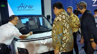 Mobil Listrik Menjadi Simbol Green Ekonomi, Airlangga Hartarto Bagikan EV kepada Para Ketua DPD