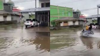 Dua Wanita Naik Motor Kencang Terjang Banjir, Endingnya Bikin Puas Warganet