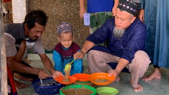 Momen 10 Muharram Hari Anak Yatim Piatu, Masjid Suro Palembang Bagikan 500 Porsi Bubur Syura