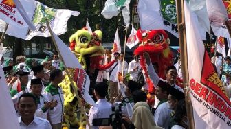 Massa Gerindra dan PKB Kompak Arak-arakan, Teriakan Prabowo-Cak Imin Membahana di KPU