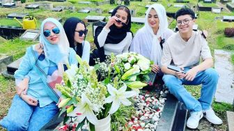 Kompaknya Angelina Sondakh dan Reza Artamevia ke Makam Adjie Massaid: Berdoa Agar Rukun dan Damai