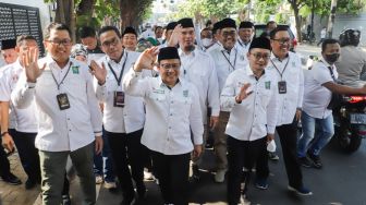 Ketua Umum Partai Kebangkitan Bangsa (PKB) Muhaimin Iskandar (tengah) berjalan menuju KPU untum melakukan Pendaftaran Partai Politik Calon Peserta Pemilu tahun 2024 di Kantor KPU, Jakarta Pusat, Senin (8/8/2022). [Suara.com/Alfian Winanto]
