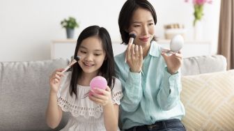 Anak Ingin Pakai Makeup? Ini 5 Hal Yang Harus Diperhatikan Orang Tua