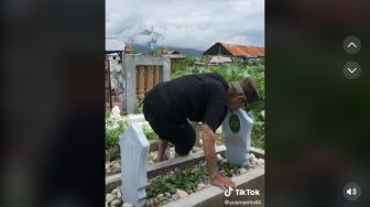 Haru, Kakek Ini Ngobrol Romantis Sambil Elus Nisan Istri: Selamanya Saya Ingat Kamu