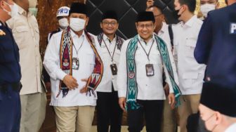 Ketua Umum Partai Gerakan Indonesia Raya ( Gerindra) Prabowo Subinato (kiri) bersama Ketua Umum Partai Kebangkitan Bangsa (PKB) Muhaimin Iskandar (kanan) usai mendaftarkan partainya masing-masing sebagai Calon Peserta Pemilu tahun 2024 di Kantor KPU, Jakarta Pusat, Senin (8/8/2022). [Suara.com/Alfian Winanto]
