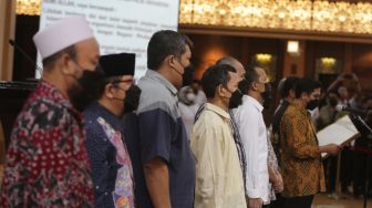 Sejumlah mantan anggota Jamaah Islamiyah (JI) mengucapkan ikrar setia kepada NKRI dan Pancasila serta melepas baiat (janji taat) kepada JI di Kantor Gubernur Jawa Timur di Surabaya, Jawa Timur, Senin (8/8/2022). ANTARA FOTO/Moch Asim
