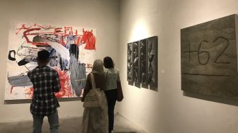 Pengunjung saat mengamati karya seniman Sakato Art Community yang ditampilkan dalam gelaran Bakaba ke-8, di Bantul, Senin (8/8/2022). [Wahyu Turi Krisanti/Suarajogja.id]